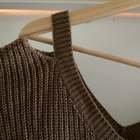 Beautiful Sweater with opening at shoulders - Picture 2 of 4